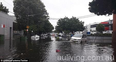 3CE90BEA00000578-4198408-Police_block_off_a_flooded_street_where_cars_are_submerged-a-26_1486442429417 (1)