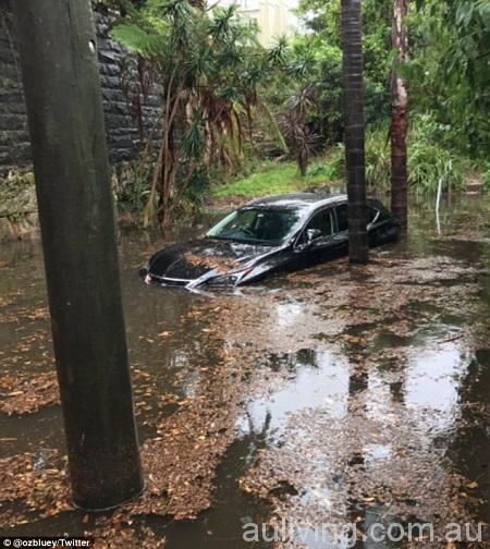 3CE95DA800000578-4198408-A_submerged_car_in_Paddington_after_torrential_rain_hit_the_inne-m-47_1486445464383