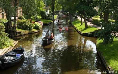 water-village-no-roads-canals-giethoorn-netherlands-6