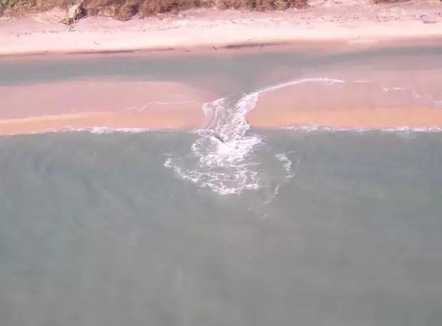 離岸流，斷裂的海浪，比鯊魚兇殘20倍！夏天帶孩子去海邊的家長一定要防範這個！
