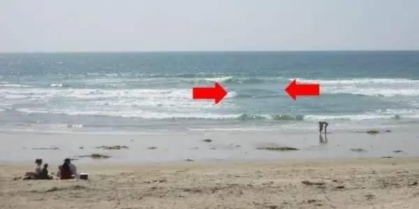 离岸流，断裂的海浪，比鲨鱼凶残20倍！夏天带孩子去海边的家长一定要防范这个！