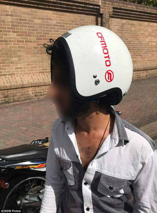 472A58F300000578-5165617-This_motorcycle_rider_was_pulled_over_and_fined_319_for_wearing_-m-2_1512949379455.jpg,0
