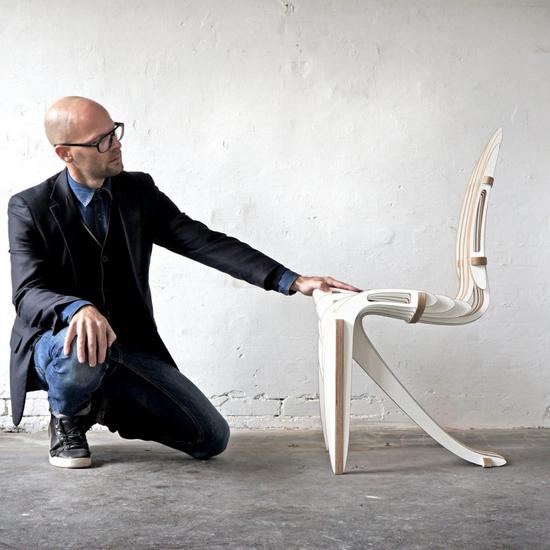 这把椅子由17块分层桦木单板制成，将传统的白桦木材质玩出了新的感觉。