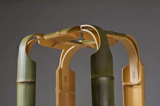 这把竹凳全身没有一颗铁钉，利用了传统的竹榫卯工艺，以竹钉做固定。