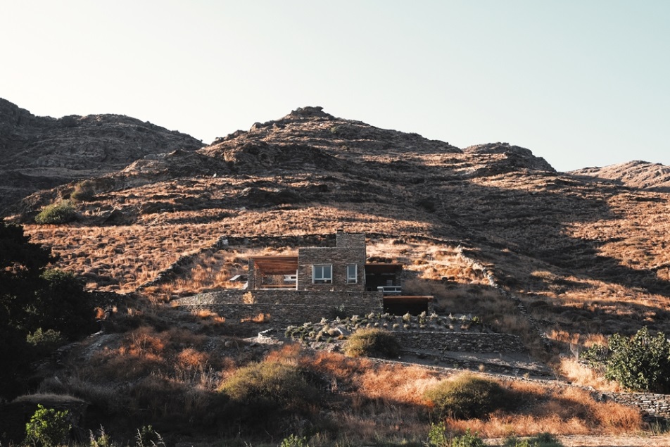 f10_rocksplit_house_in_kea_island_cyclades_greece_by_cometa_architects_yatzer