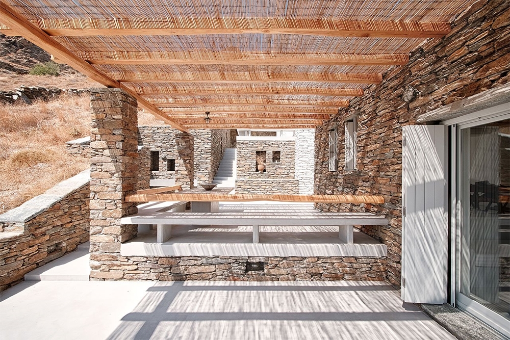 f14_rocksplit_house_in_kea_island_cyclades_greece_by_cometa_architects_yatzer