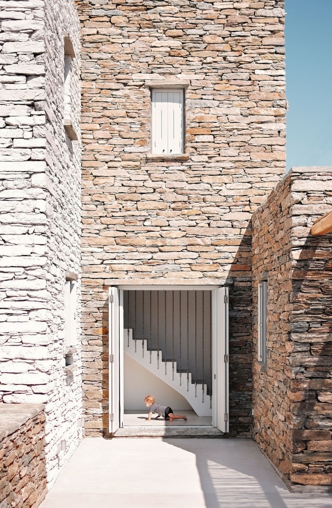 f3_rocksplit_house_in_kea_island_cyclades_greece_by_cometa_architects_yatzer
