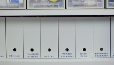 文件、证件资料用专属资料盒收纳，方便查找