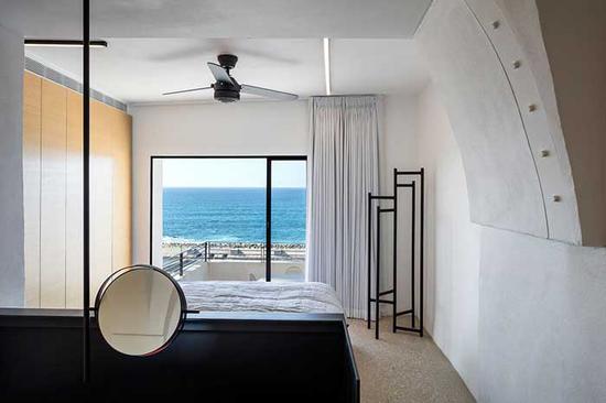 卧室通向一个海滨露台