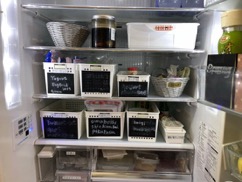 冰箱的整理收纳——可将物品存入透明容器中，贴上标签，方便拿取 