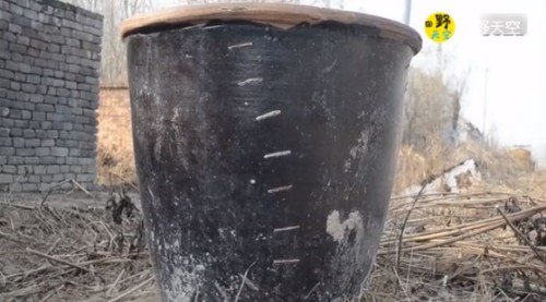 但不论是锔瓷粗活和锔瓷细活，所锔补之后的物品一样都是滴水不漏的。