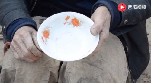 修补好的瓷碗的内面完全看不出修补痕迹，且一样滴水不漏。