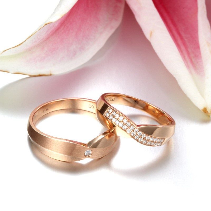 D:\Sally Bai\生活网文章\0618\luxurious-diamond-couples-wedding-ring-bands-on-18k-rose-gold.jpg