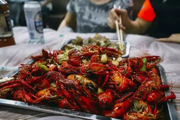 吃小龙虾易患横纹肌溶解综合征?合规进食可降低风险