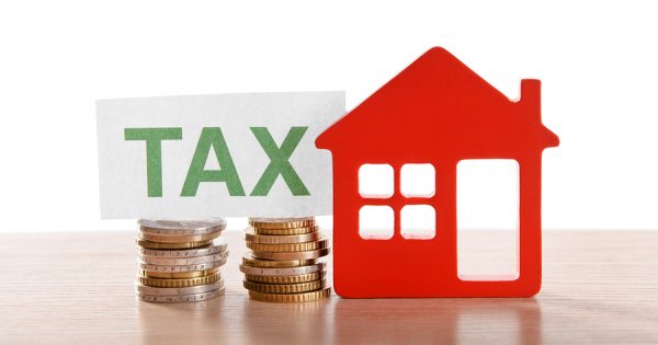 D:\Sally Bai\生活网文章\0723\bigstock-House-figure-coins-and-tax-si-123496367-600x315.jpg