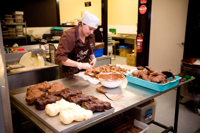 Z:\602-20180707\Final\B Section\B08\Making-Chocolate.jpg