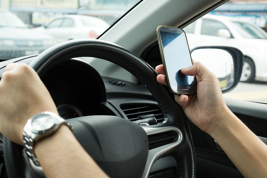 C:\Users\user\Desktop\新增資料夾\609-Car Guide\phone\Super-Cool-Stuff-texting-and-Driving-Just-dont-.jpg