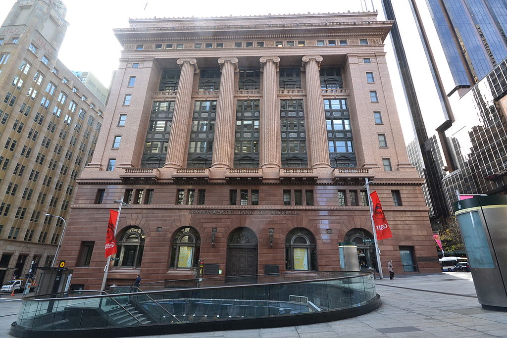 https://upload.wikimedia.org/wikipedia/commons/thumb/0/04/1_Commonwealth_Bank.JPG/1024px-1_Commonwealth_Bank.JPG