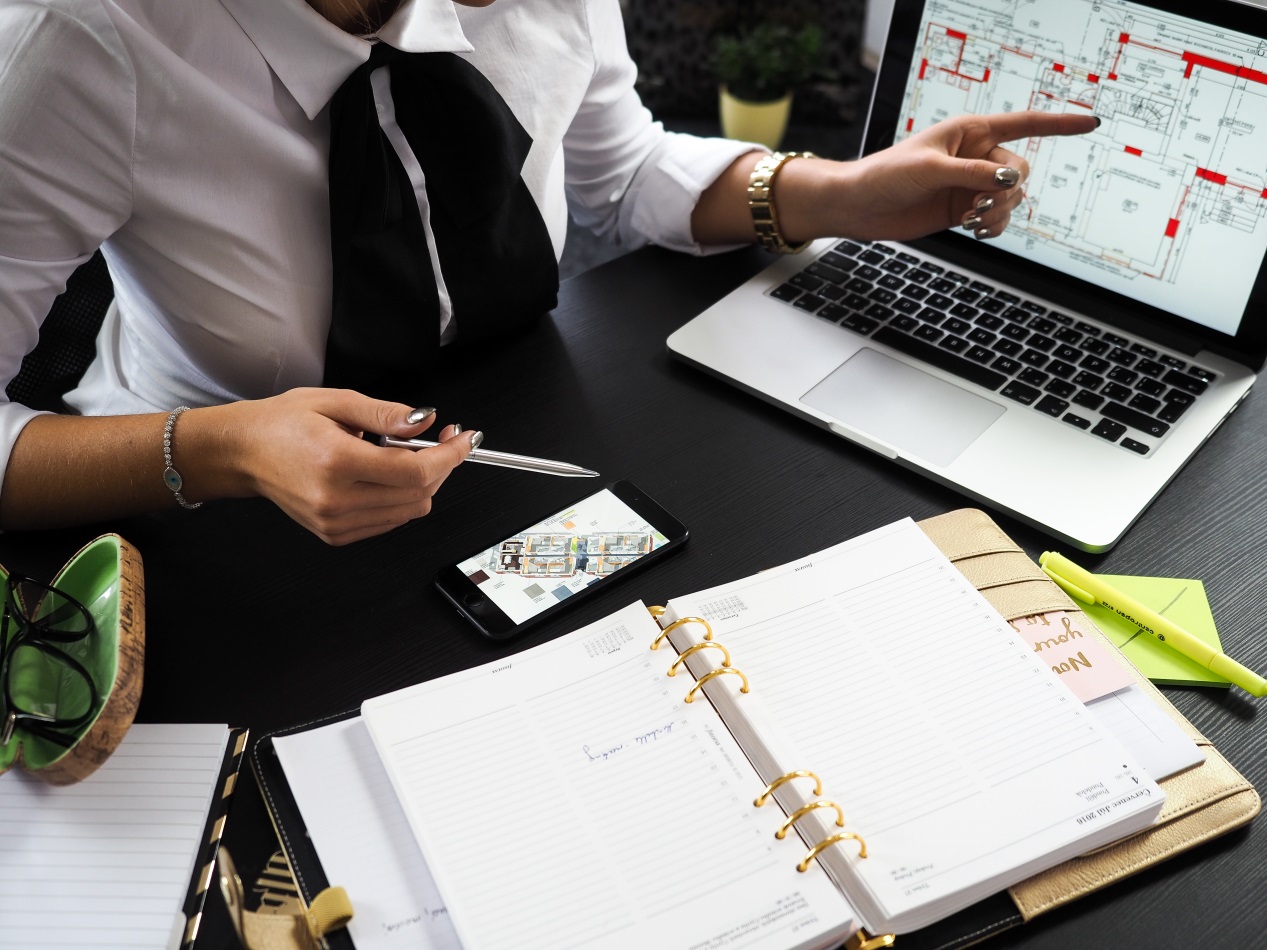 C:\Users\user\Downloads\architect-businesswoman-composition-313691.jpg