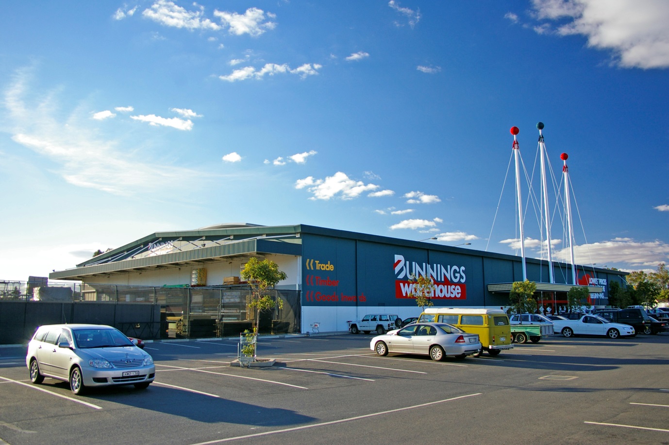 https://upload.wikimedia.org/wikipedia/commons/1/18/Bunnings_Warehouse.jpg