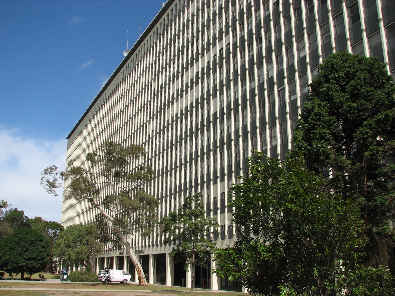 https://upload.wikimedia.org/wikipedia/commons/f/f1/Monash_University_Menzies_Building.jpg