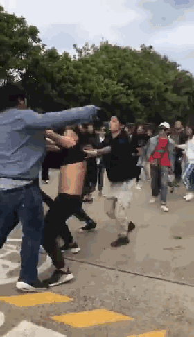爱奇艺节目组在澳洲殴打粉丝事件今日结案，受害人庭外哭诉不公平