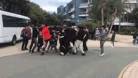 爱奇艺节目组在澳洲殴打粉丝事件今日结案，受害人庭外哭诉不公平