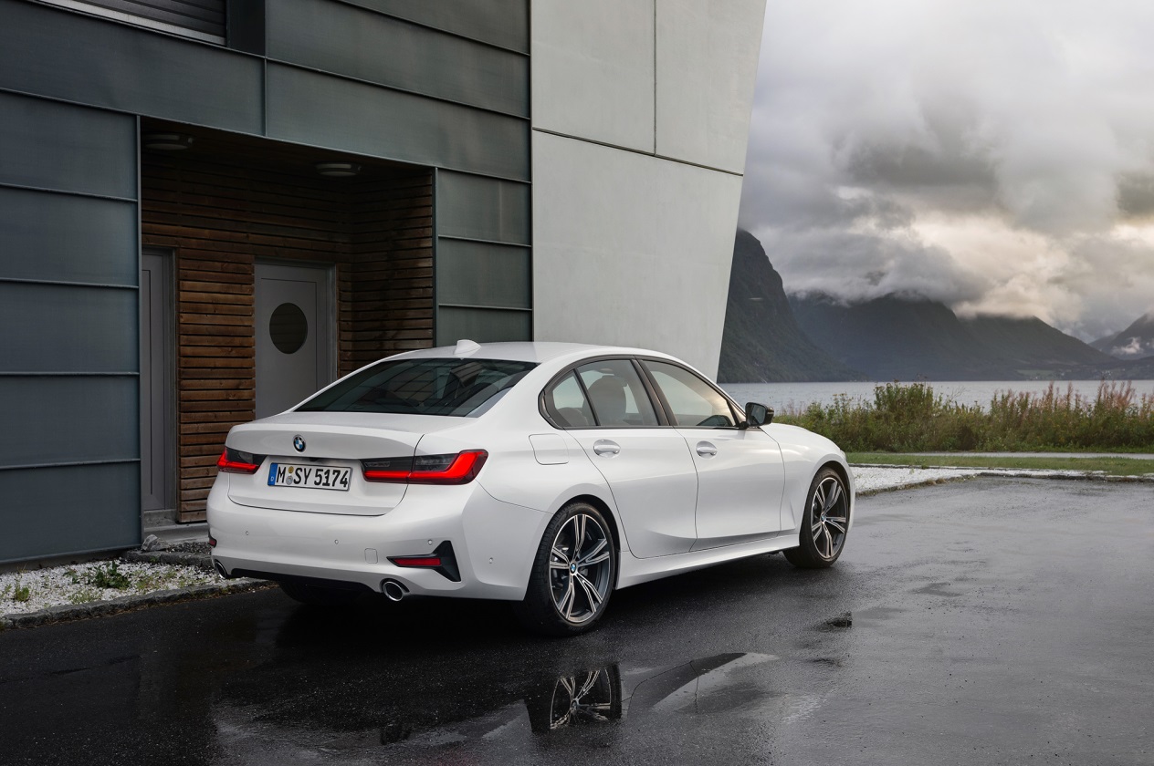 C:\Users\user\Desktop\新增資料夾\20181010\616-Car Guide\3series-full\5bb32d61ec05c4a2100000b7.jpg