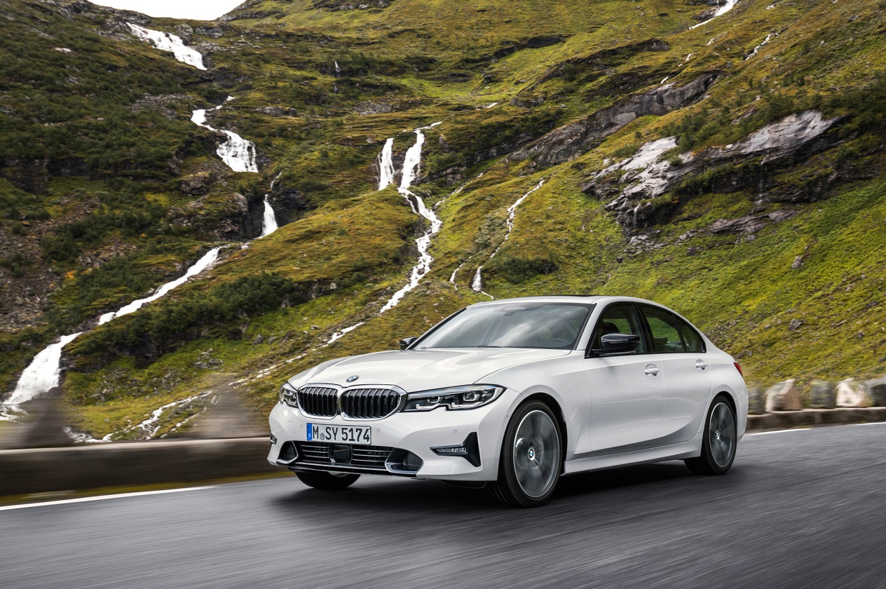 C:\Users\user\Desktop\新增資料夾\20181010\616-Car Guide\3series-full\5bb32af3ec05c4176600032a.jpg