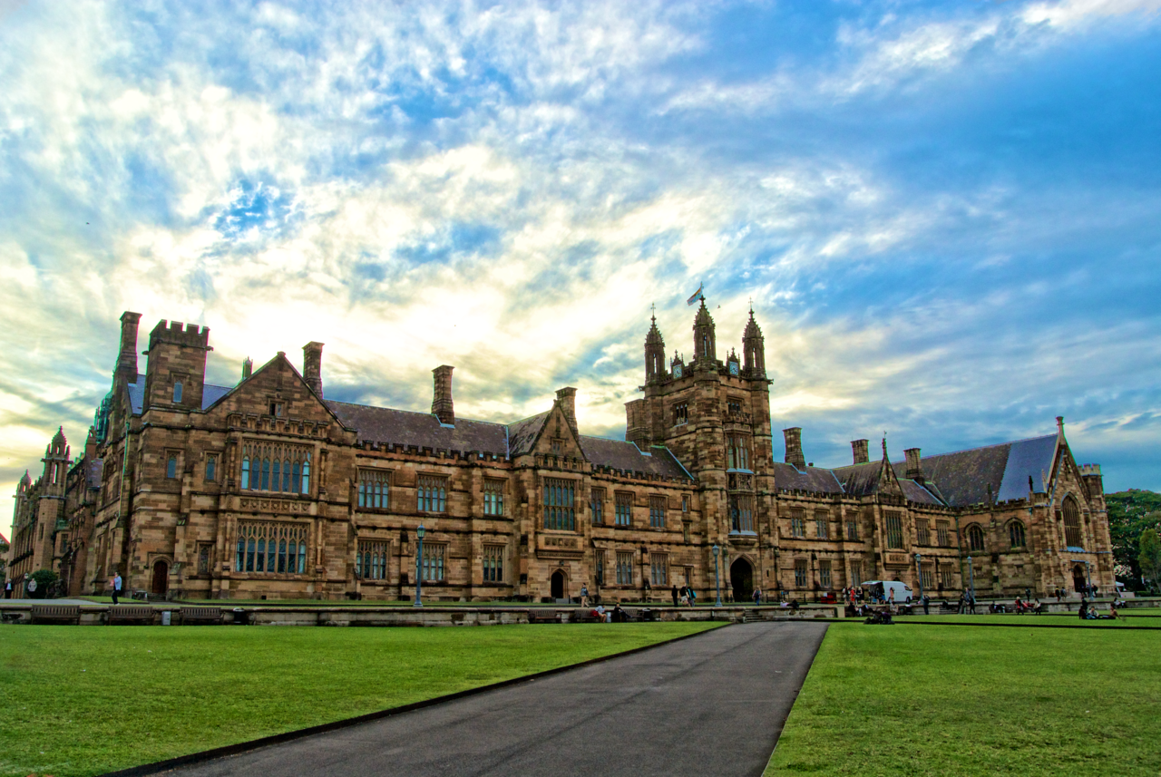 https://upload.wikimedia.org/wikipedia/commons/thumb/e/e8/The_Main_Quadrangle_of_the_University_of_Sydney.png/1280px-The_Main_Quadrangle_of_the_University_of_Sydney.png