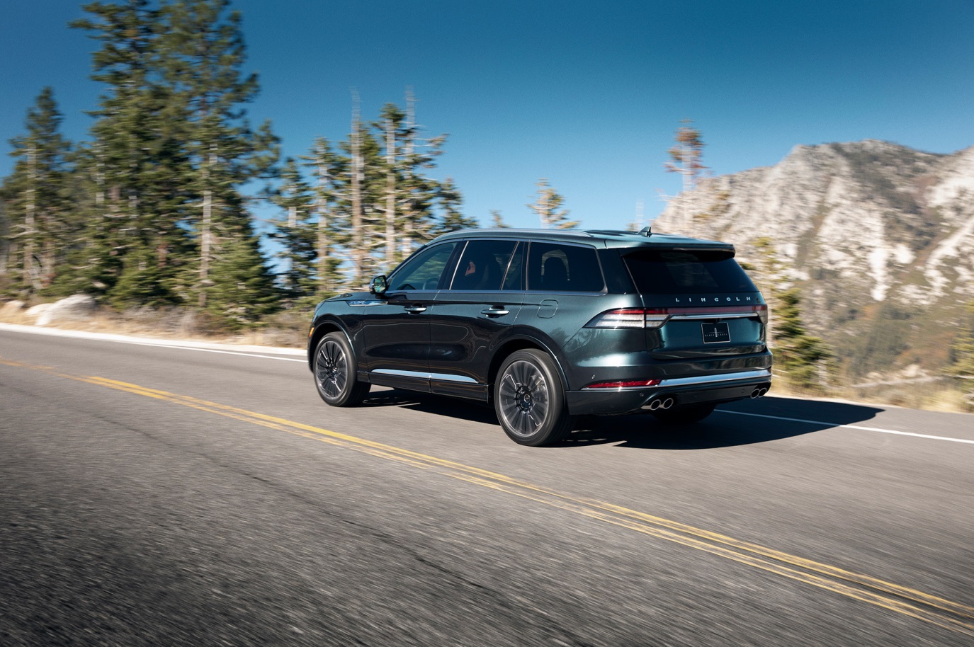 C:\Users\Jialing\Desktop\20181212\625-Car Guide\Aviator-half\5bfe430eec05c4e962000084.jpg