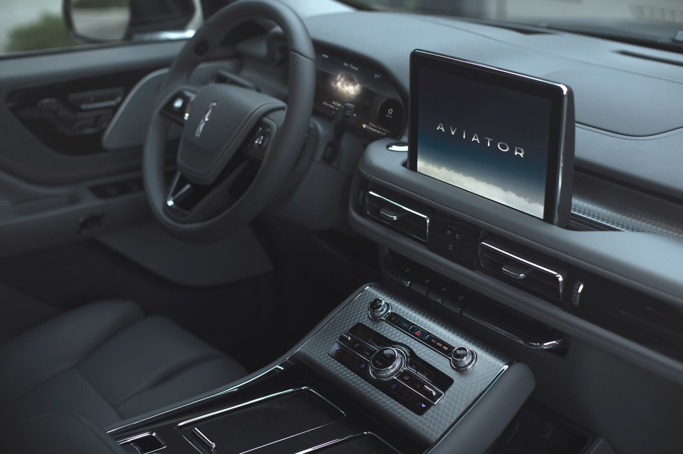 C:\Users\Jialing\Desktop\20181212\625-Car Guide\Aviator-half\5bfe4314ec05c4e9620001bf.jpg