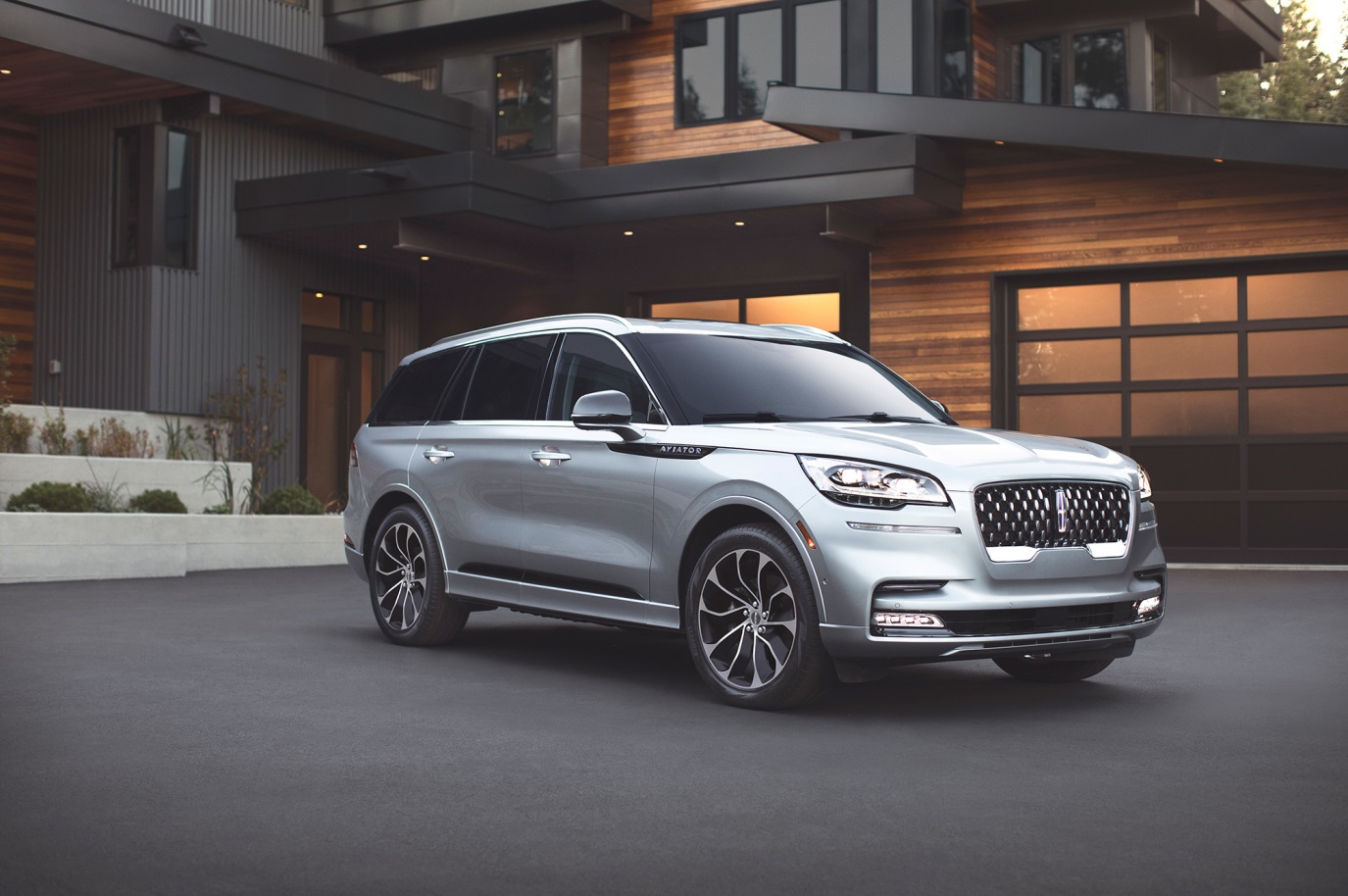 C:\Users\Jialing\Desktop\20181212\625-Car Guide\Aviator-half\5bfe4316ec05c4e96200020f.jpg