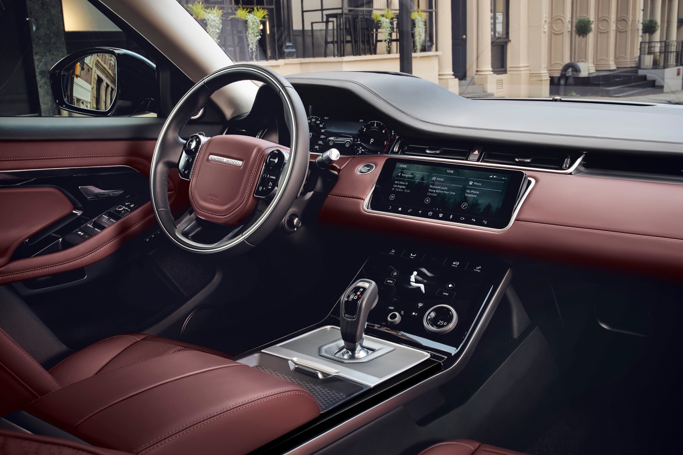 C:\Users\Jialing\Desktop\20181212\625-Car Guide\Evoque-full\5bf42312ec05c4e10800002f.jpg