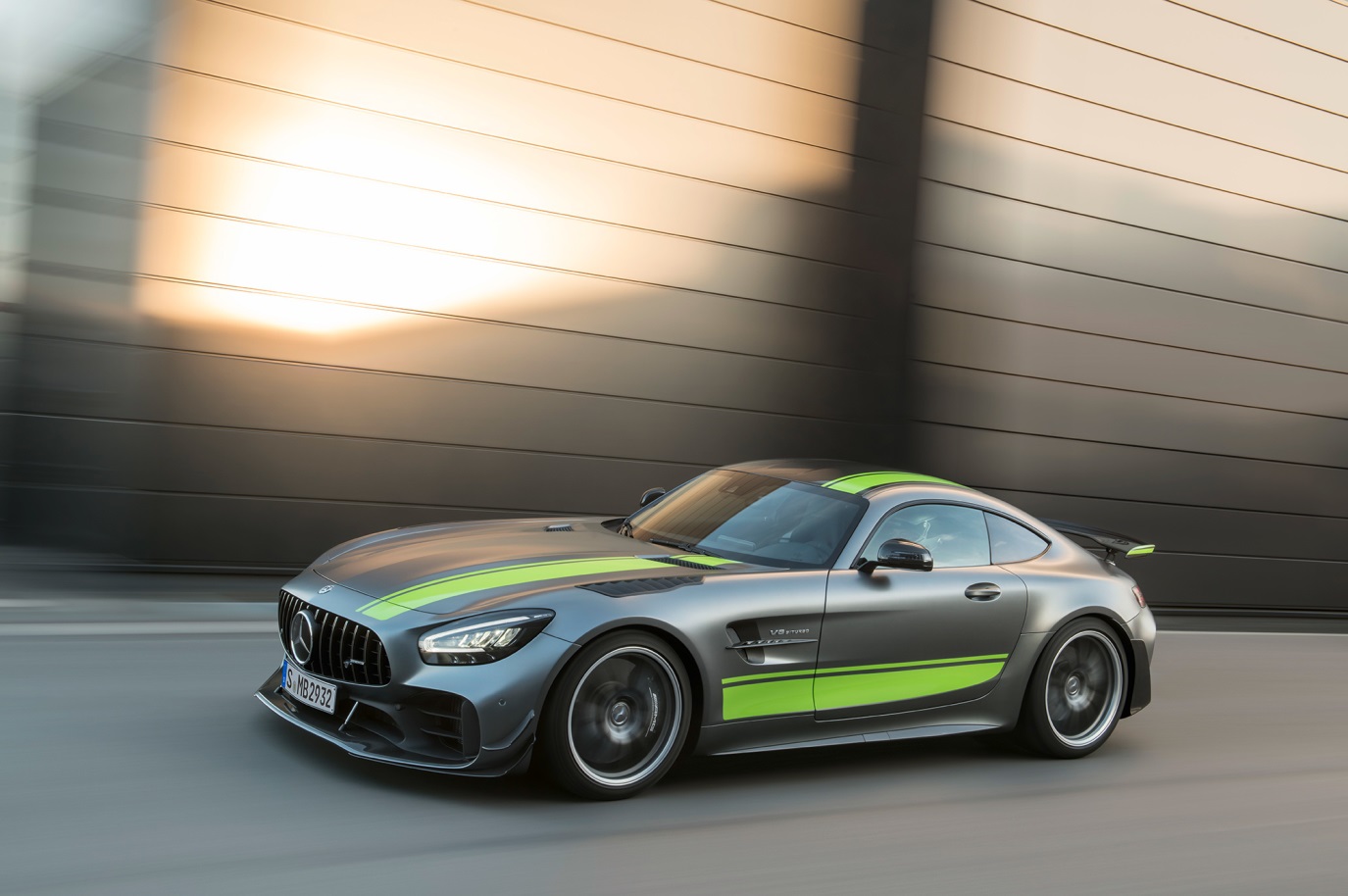 C:\Users\Jialing\Desktop\20181219\626-Car Guide\AMG-touban\5c00ef6bec05c47e52000136.jpg