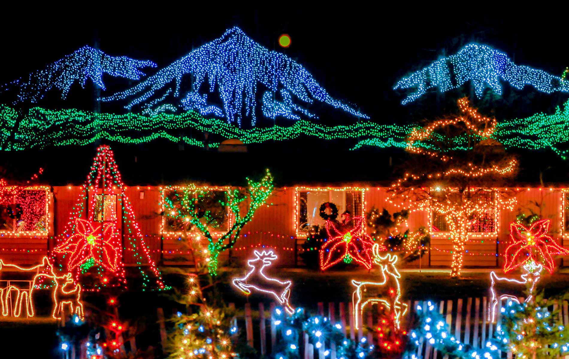 D:\Sally Bai\生活网文章\1205\Deer_Mountain_Lodge_at_The_Lights_of_Christmas5.jpg