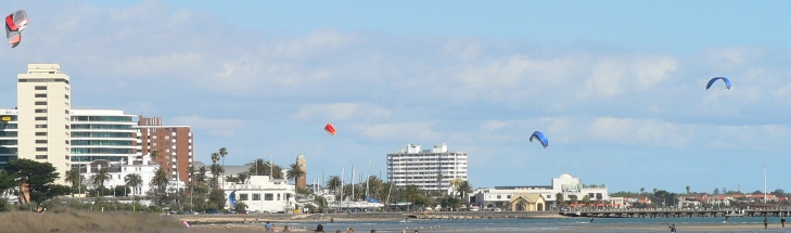 https://upload.wikimedia.org/wikipedia/commons/c/cd/Kitesurfing_on_st_kilda_beaches.jpg