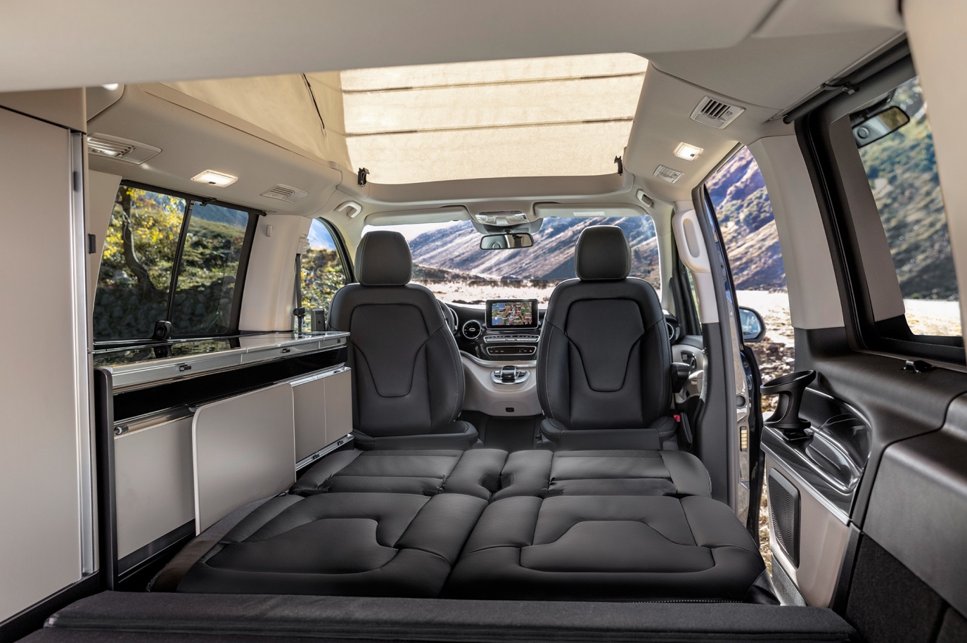 C:\Users\Jialing\Desktop\20190213\632-Car Guide\V-Class-full\5c531424ec05c4732f0001d7.jpg