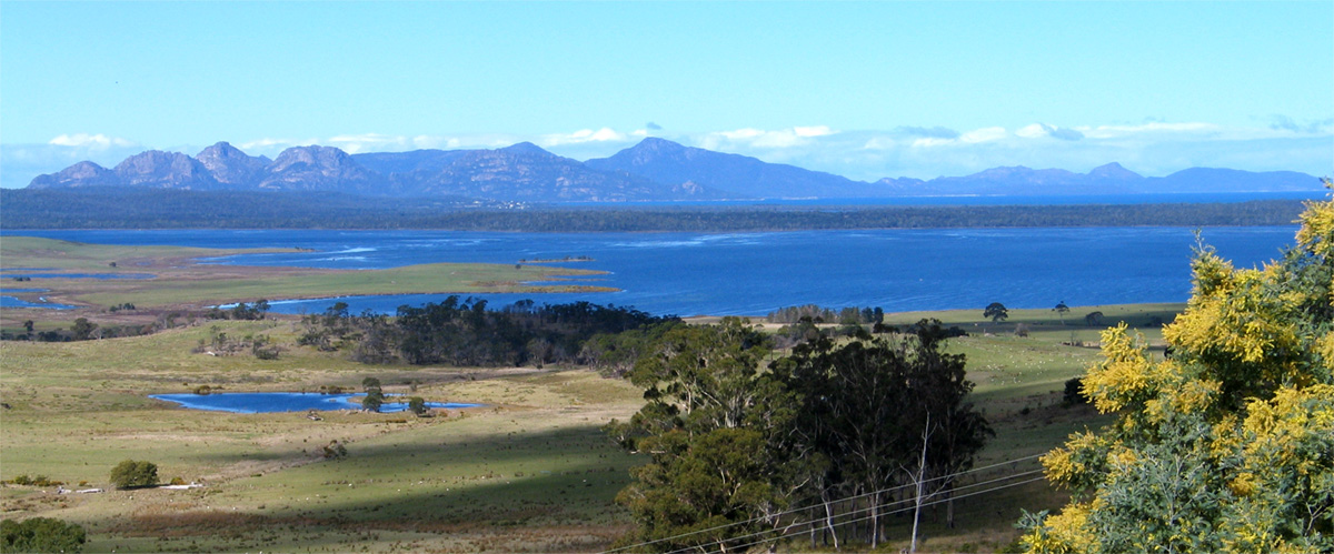 https://upload.wikimedia.org/wikipedia/commons/d/d2/Blick_ueber_Great_Oyster_Bay_zur_Freycinet_Peninsula.jpg
