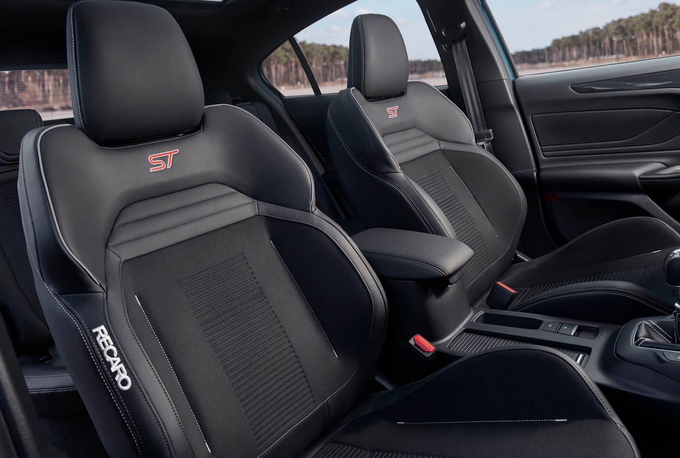 C:\Users\Jialing\Desktop\20190227\634-Car Guide\focus-full\5c6a757eec05c428350000df.jpg