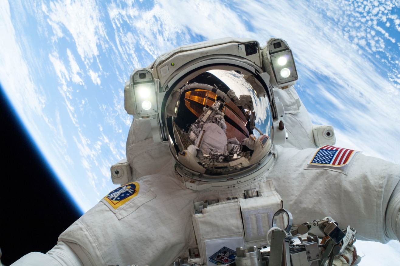 Z:\637-20190323\Final\B Section\B07\7779258490_deja-en-2013-l-astronaute-mike-hopkins-etait-adepte-du-selfie-1.jpg