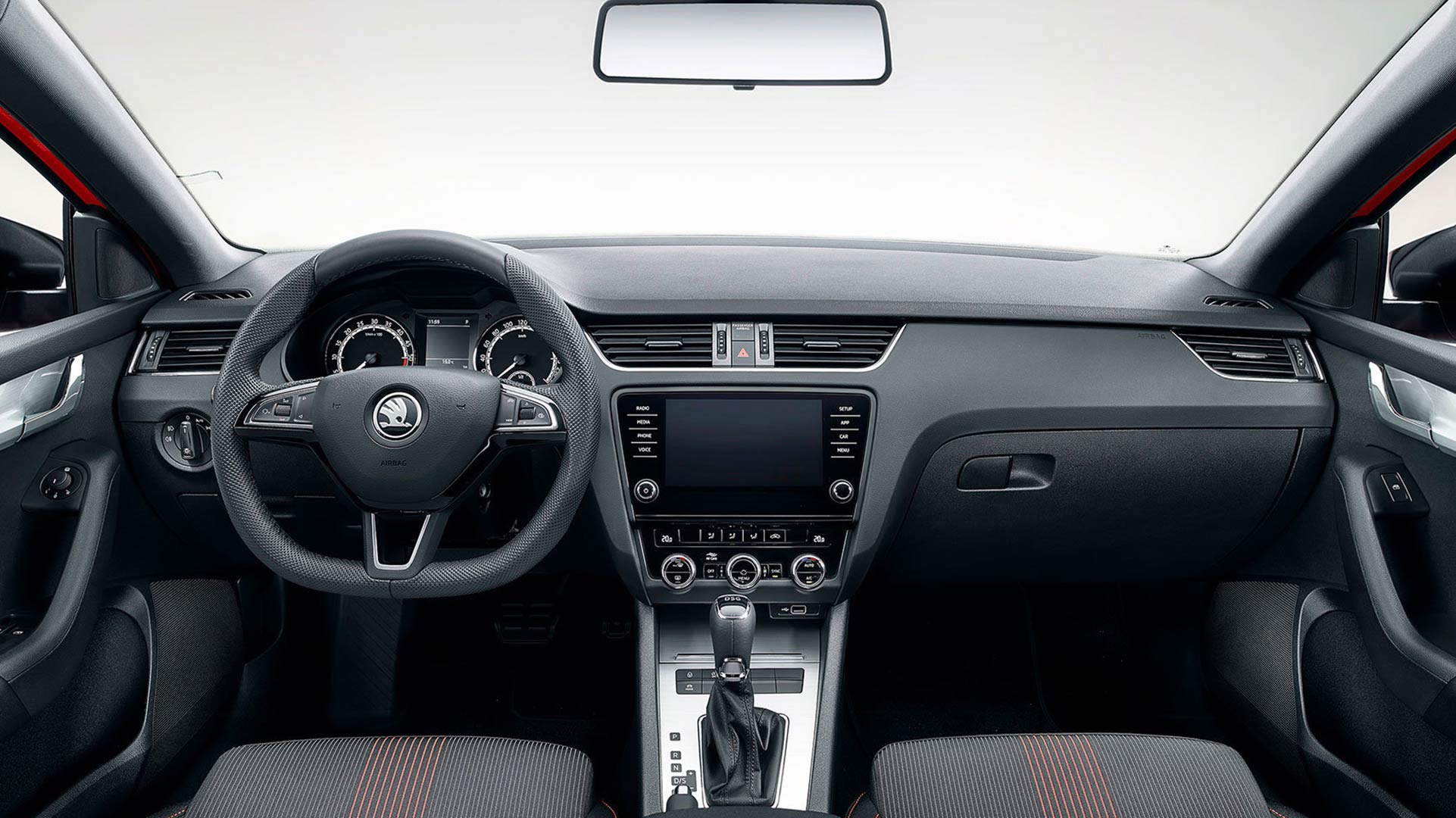 C:\Users\Jialing\Desktop\20190410\640-Car Guide\Octavia Sportline-half\2019-Skoda-Octavia-SportLine-UK-003.jpg