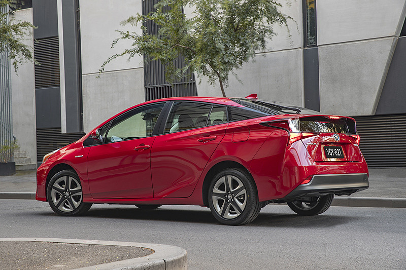 C:\Users\Jialing\Desktop\20190410\640-Car Guide\prius-half\hDFhL3WzPa5ECUm1.jpg