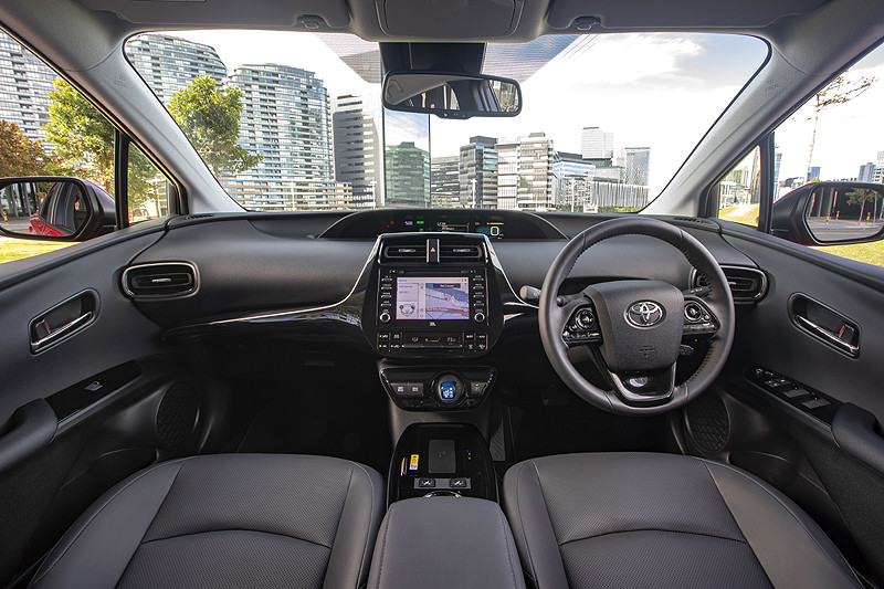C:\Users\Jialing\Desktop\20190410\640-Car Guide\prius-half\La4QlINW9HZJXwg.jpg
