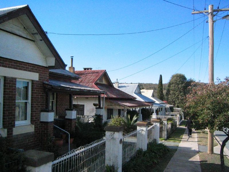 https://upload.wikimedia.org/wikipedia/commons/thumb/b/bd/Queanbeyan_Streetscape.jpg/800px-Queanbeyan_Streetscape.jpg