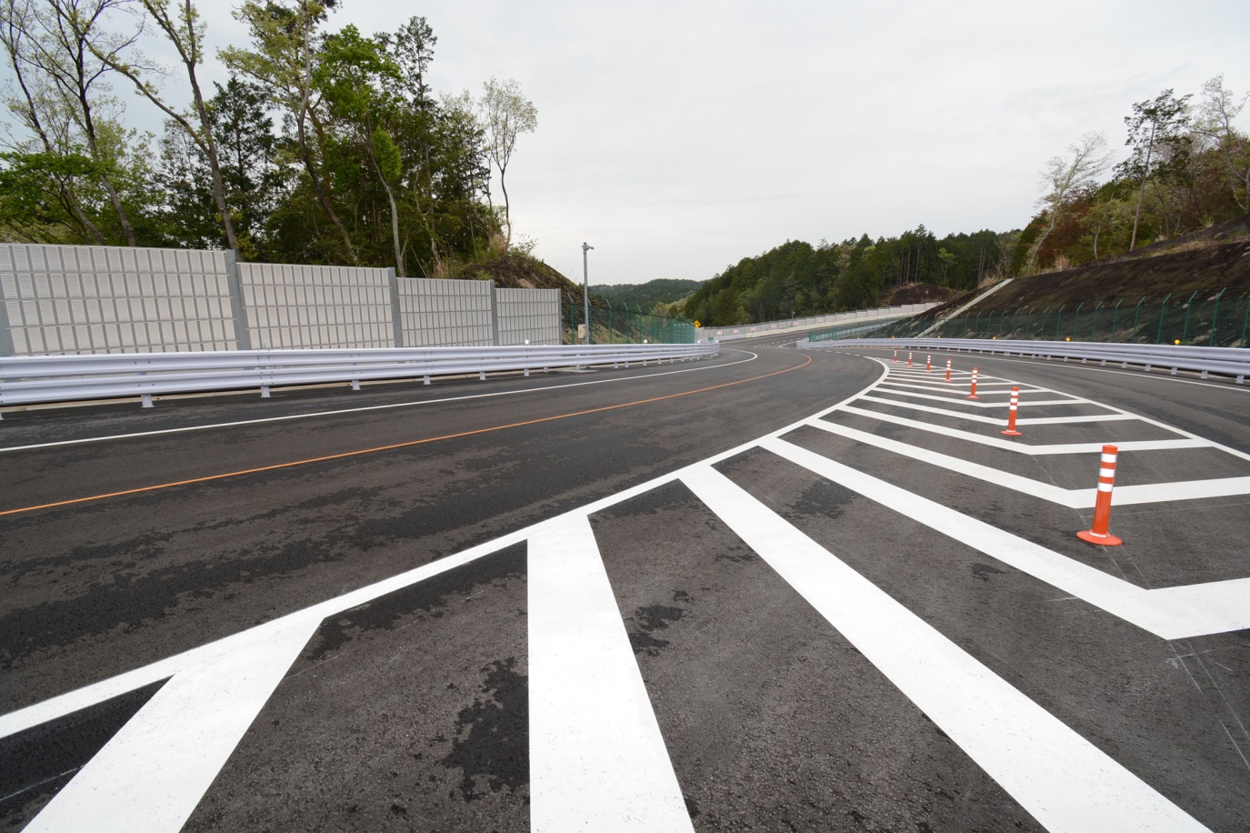 C:\Users\Jialing\Desktop\20190522\Car Guide\race-圉唳\5cc71598ec05c43432000063.jpg