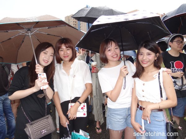 åä½æ¥èªé«éçå¹´è½»å¥³æ§