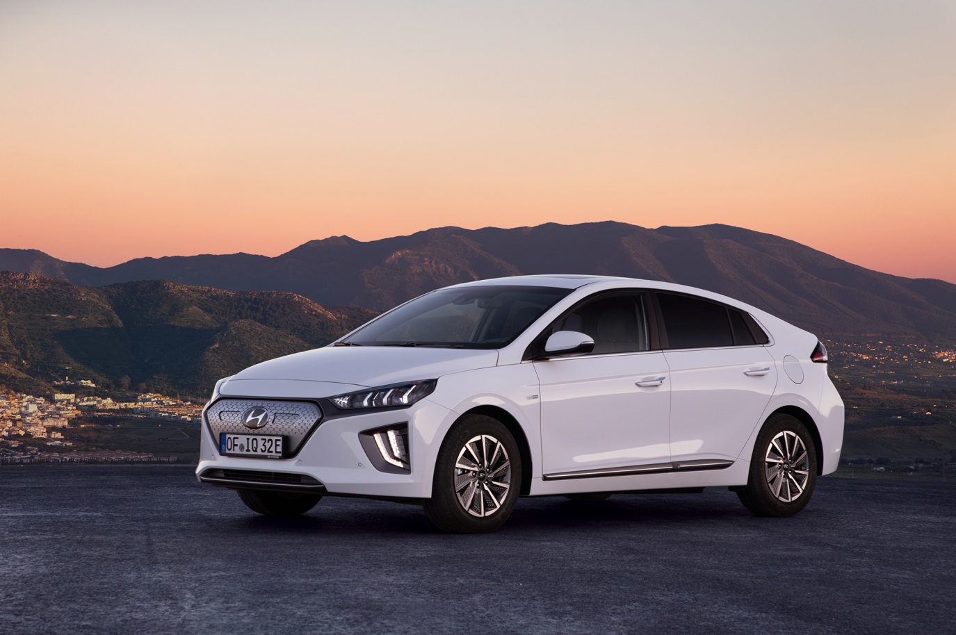 C:\Users\Jialing\Desktop\20190529\Car Guide\Ioniq-half\5cd05075ec05c4623f000108.jpg