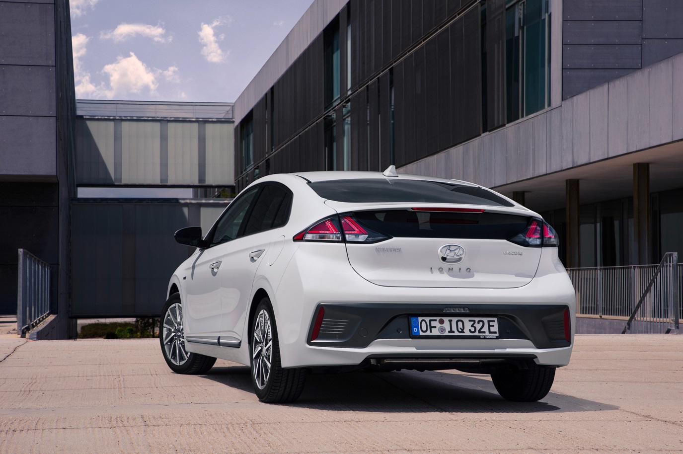 C:\Users\Jialing\Desktop\20190529\Car Guide\Ioniq-half\5cd05075ec05c4623f0000f7.jpg
