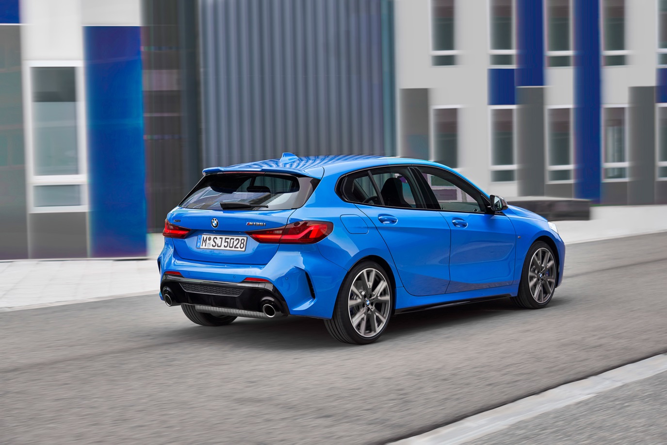 C:\Users\Jialing\Desktop\20190605\Car Guide\bmw1-touban\5ceb95dcec05c4a644000177.jpg